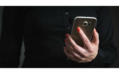 Sequestrata dall’ex compagno riesce a chiedere aiuto inviando un video con il cellulare: 38enne arrestato