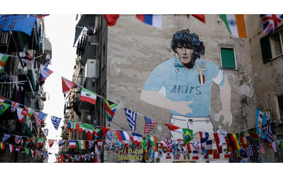 Sequestrate magliette e gadget sotto al Murales di Maradona a Napoli: accesso bloccato, turisti spaesati