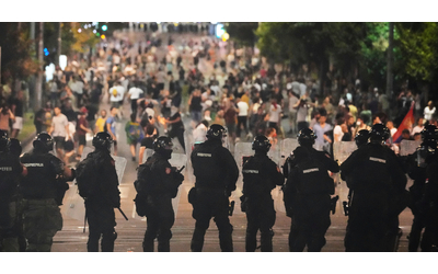 Serbia, nuove proteste per la strage della stazione: 14 arresti e 80 feriti. Vucic: “Stato...