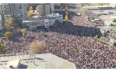 Serbia, una folla oceanica a Novi Sad ricorda le vittime del crollo in stazione di un anno fa