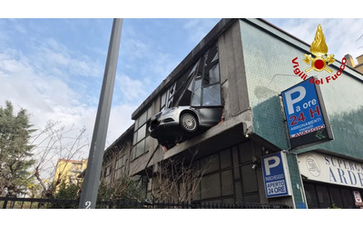 Sfonda la parete con l auto e resta sospeso a otto metri di altezza 84enne sotto shock ma illeso