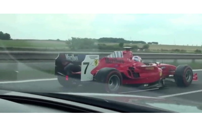 Sfreccia in autostrada con una finta Ferrari di Formula 1: fermato dopo 6 anni