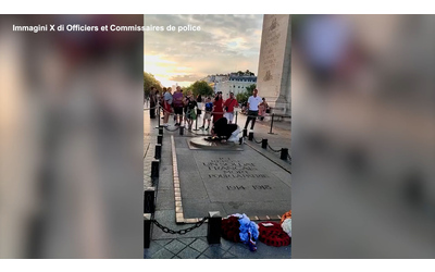 Si accende una sigaretta con la fiamma della tomba del Milite Ignoto a Parigi: arrestato. Il video virale sui social