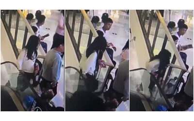 Si appoggia al corrimano, ma la scala mobile si aziona all’improvviso: 14enne precipita dal quarto piano e muore al centro commerciale