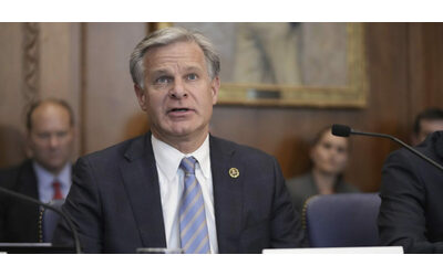 Si dimette Chris Wray, capo dell’Fbi “sfiduciato” da Trump. Il presidente-eletto: “Grande giorno per l’America”