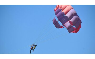 Si intrecciano i paracadute durante il volo due morti a Fano