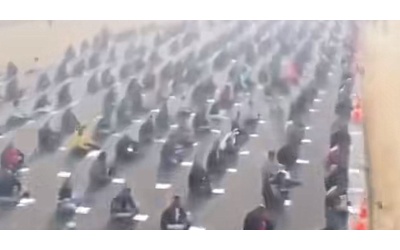 Si presentano in 8 mila al concorso pubblico per 187 posti: la prova si svolge sulla pista d’atterraggio dell’aeroporto e a sorvegliare i candidati ci pensano i droni