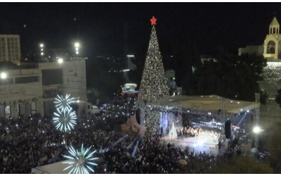 Si riaccende l albero di Natale a Betlemme non succedeva dal 2022