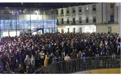 Si riuniscono in migliaia per i fuochi d’artificio di Capodanno in piazza, poi l’amara scoperta: “Era una truffa, tutto finto. Nessuno spettacolo in programma”