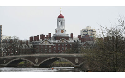 Si scalda lo scontro Trump-Harvard. Ora l’ateneo fa causa contro la Casa Bianca per lo stop ai finanziamenti