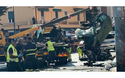 Si schianta con l’auto contro un palo durante un inseguimento, morto un 18enne