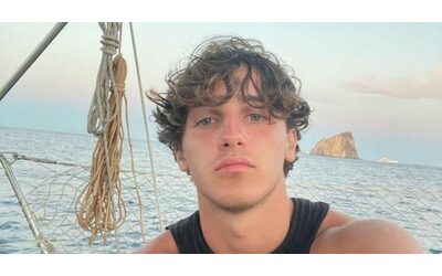 Si tuffa dagli scogli di Polignano a Mare e sbatte la testa: morto il 23enne Francesco Aronica