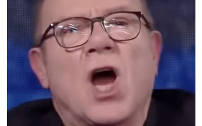 Si volta si smucina un po e questo uomo con il suo membro riuscito ad alzare il secchio Non era messo male l incredibile racconto di Carlo Verdone