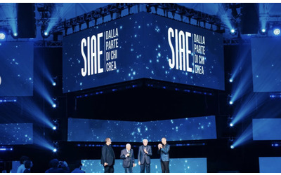 SIAE Music Awards 2025 commozione e applausi per l omaggio a Ornella Vanoni Amadeus Era amata Una scolaresca la ferm in centro per i selfie I vincitori