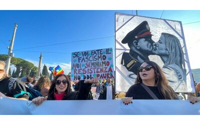 “Siamo 50mila”: Roma in piazza contro il ddl sicurezza. Oltre 200 sigle in corteo dietro a un manifesto col bacio tra Meloni e Mussolini