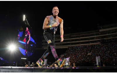 “Siamo esseri umani, non importa da dove veniamo”: così Chris Martin risponde ai fischi del pubblico per la presenza sul palco di fan israeliane – IL VIDEO