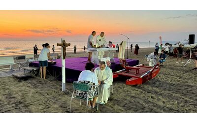 Siamo stati alla messa in spiaggia all’alba di Ferragosto a Rimini: qui Dio si prega in infradito, le confessioni si fanno sui lettini. E arriva il ‘TripAdvisor’ delle chiese