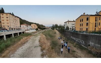 Siccità e prelievi artificiali seccano il Pesa, il consiglio comunale si riunisce nel letto del torrente in segno di protesta
