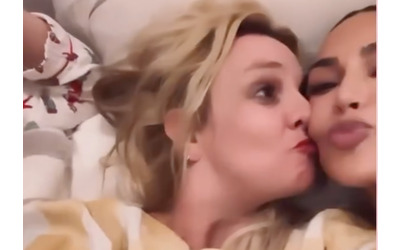 Siete fantastiche grazie per la cena Sono onorata Britney Spears felice e sorridente al pigiama party con Kim e Khlo Kardashian IL VIDEO