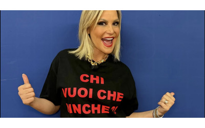 Simona Ventura compie 60 anni: “Mi riconosco nella storia di Chiara Ferragni con Fedez. Con Stefano Bettarini sono alti e bassi. Vie di mezzo, mai!”