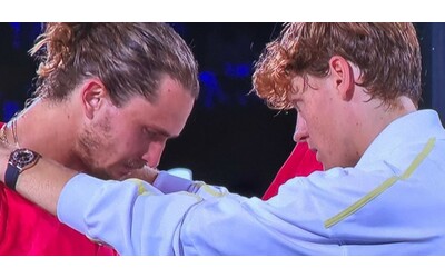 Sinner abbraccia Zverev in lacrime: l’immagine simbolo dopo la finale degli Australian Open. “Speravo di competere, ma sei troppo forte”