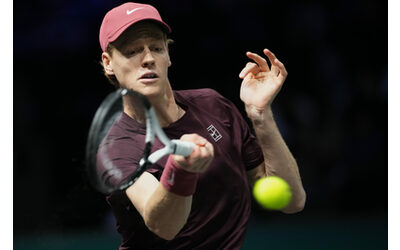 Sinner passeggia su Zverev: domani in finale a Parigi per riprendersi il numero uno al mondo (e fare un favore a Musetti)