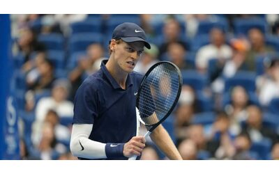 Sinner rischia nel secondo set, ma batte Marozsan a Pechino: è in semifinale. Ora la sfida a De Minaur (con cui i precedenti sono impietosi)
