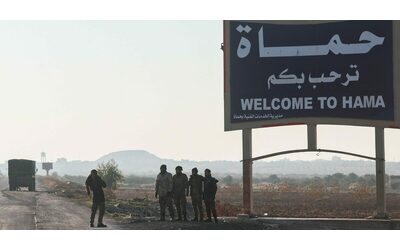 Siria, esercito in fuga da Hama. La città delle stragi commesse dal governo ora è in mano agli islamisti: “Tutto sarà meglio di Assad”