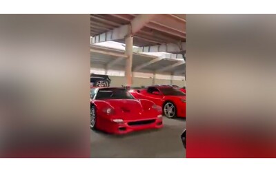 Siria, i ribelli entrano nel garage di Assad e trovano decine di auto di lusso. Ci sono anche Ferrari, Lamborghini e Bmw