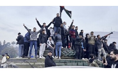 Siria, i ribelli festeggiano nel centro di Damasco: combattenti e civili in piazza Umayyad per celebrare la caduta del governo Assad