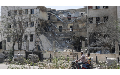 Siria, Israele bombarda e manda gli incursori vicino a Damasco. “Netanyahu pressa al Sharaa per l’ok agli Accordi di Abramo”