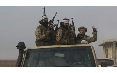Siria, la diretta – Raid russi sul nord del Paese: ucciso il capo dei ribelli anti-Assad. Ma l’avanzata continua. Damasco: “Pronti a respingerli”
