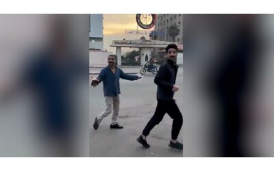 Siria, la gioia dei detenuti rilasciati dai ribelli anti-Assad. Liberate anche le donne prigioniere a Sednaya