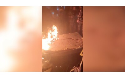 Siria, ribelli danno alle fiamme la tomba dell’ex presidente Hafez al-Assad: il video