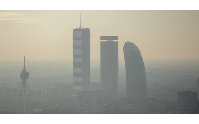 Smog, in Italia 25 città sopra i limiti: in cima Frosinone e Milano. Con le nuove norme il 71% sarebbe fuorilegge: il bilancio 2024 di Mal’Aria