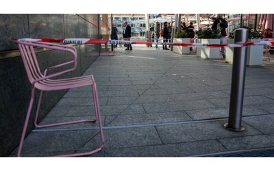 “Sono corso da mia moglie, aveva il coltello conficcato nella schiena. Mi ha detto: è stato un pazzo”