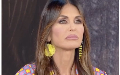 “Sono disperata. Mi è uscita la protesi dal seno, si è rigirata e sta uscendo fuori. Devo rioperarmi, ora tolgo tutto”: il dramma di Arianna David