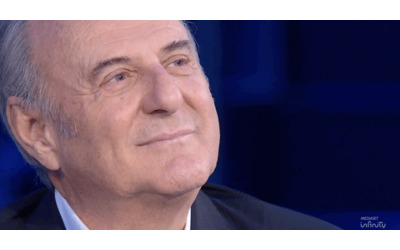 “Sono nato sul tavolo della cucina, ecco perché amo mangiare. Quando ho deciso di fare il  disk jockey mamma non mi ha più parlato”: Gerry Scotti commosso