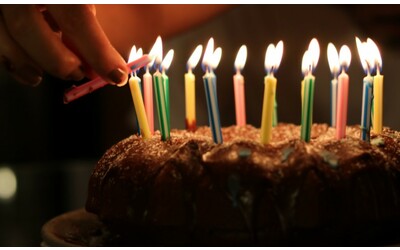 “Sono scappata infuriata dalla mia festa di compleanno dopo che il mio fidanzato mi ha umiliata con la sua ‘sorpresa’: dovrei restare con lui?”: lo sfogo su Reddit