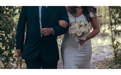 “Sono sconvolta, mio padre ha spoilerato l’abito da sposa al mio fidanzato”, ma poi succede...