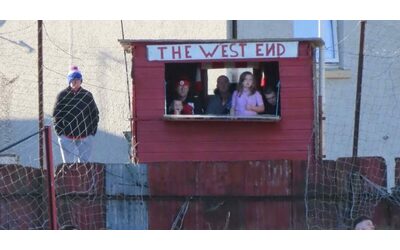 Sono solo affettuoso la tecnica del terzino baciatore che fa espellere l avversario Molto meglio la tribuna fai da te in cortile Le Domeniche Bestiali