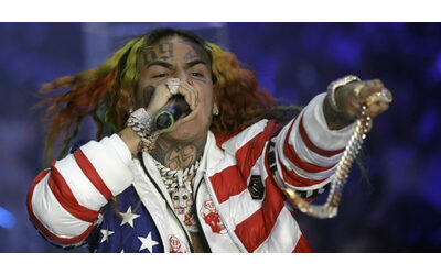 Sono stati violenti con mia madre e con il mio cane quattro uomini armati hanno fatto irruzione in casa del rapper Tekashi 6ix9ine e rubato tutto