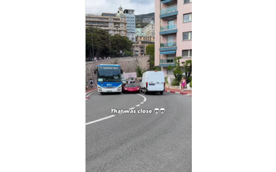 Sorpasso da brividi a Montecarlo: Lamborghini Aventador si infila a tutta velocita tra un bus e un furgone, incidente sfiorato sul tornante più iconico