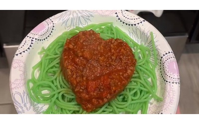 Spaghetti Grinch la nuova moda culinaria di Natale spopola su Tiktok la pasta verde diventa virale sul web