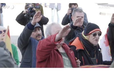 Spagna saluti romani e canti gruppo di nostalgici del regime si raduna sulla tomba di Francisco Franco