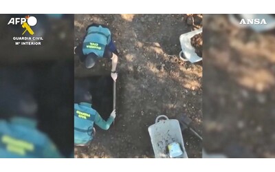 Spagna, sette tonnellate di cocaina sepolte in una fattoria: la droga viaggiava a bordo delle “narcolanchas”