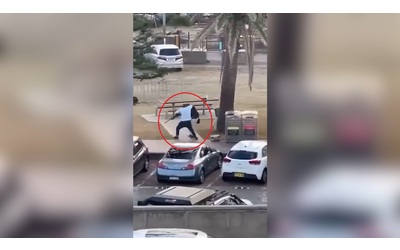 Spari sulla folla a Bondi Beach cos un civile disarma uno dei due killer il video