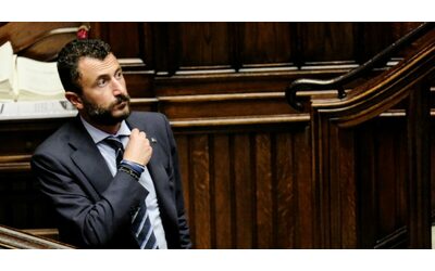 Sparo di Capodanno, il ferito in tribunale: “L’arma in mano a Pozzolo, non mi ha prestato soccorso”