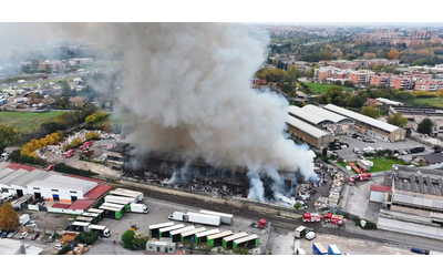 Spaventoso incendio a Roma, va a fuoco un capannone di 6mila mq a Tor Cervara: impegnate 8 squadre dei vigili del fuoco – Video