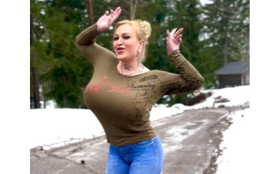 Spende 34.315 per rifarsi il seno: chi è Sonja Lahtinen, la modella finlandese che non si vergogna a mostrare i suoi “big assets”